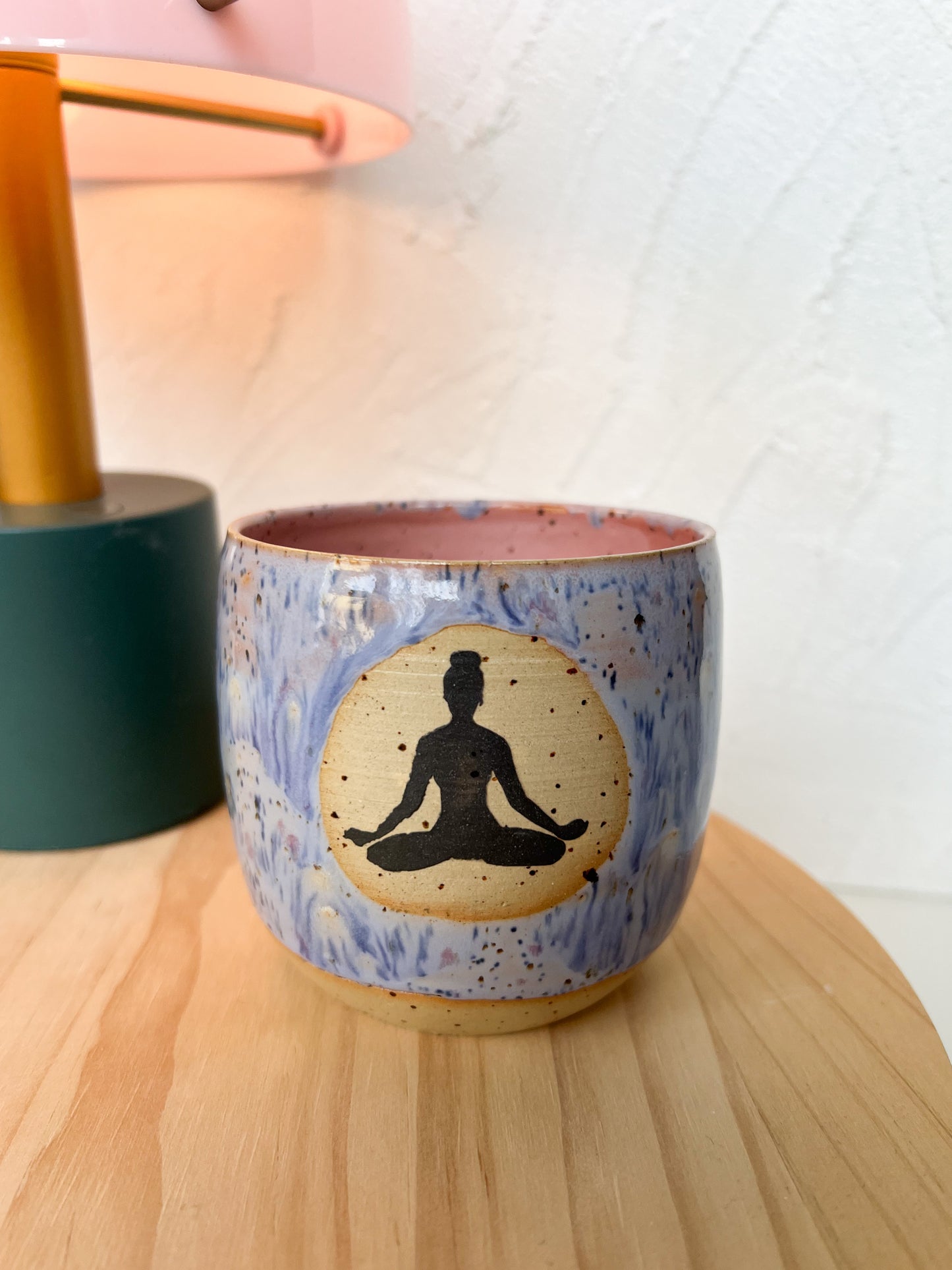 Becher Yoga - Lotussitz