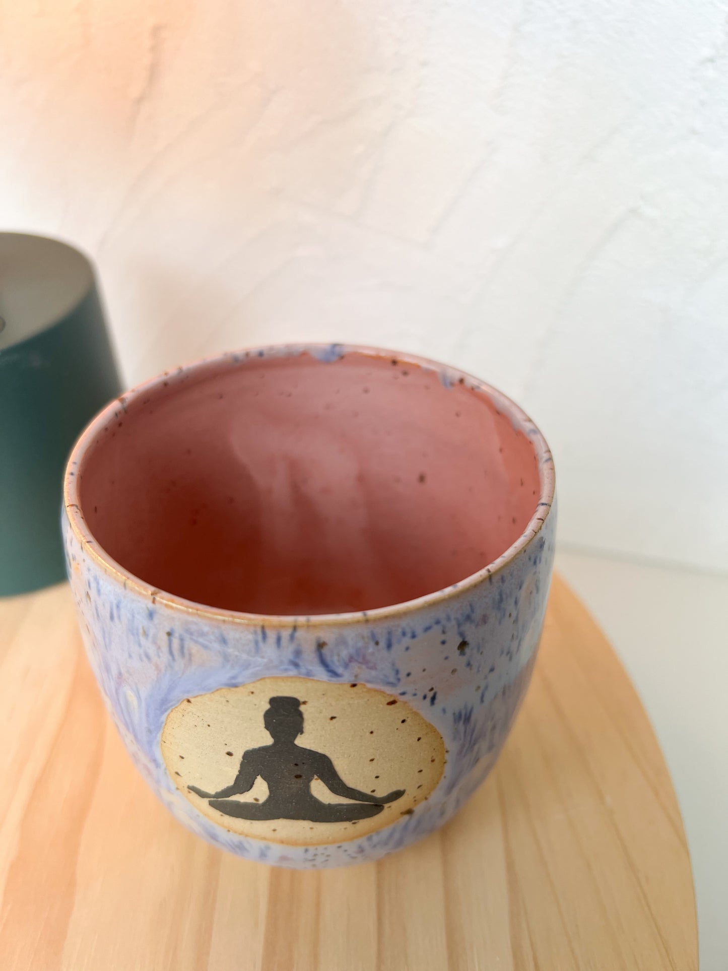 Becher Yoga - Lotussitz