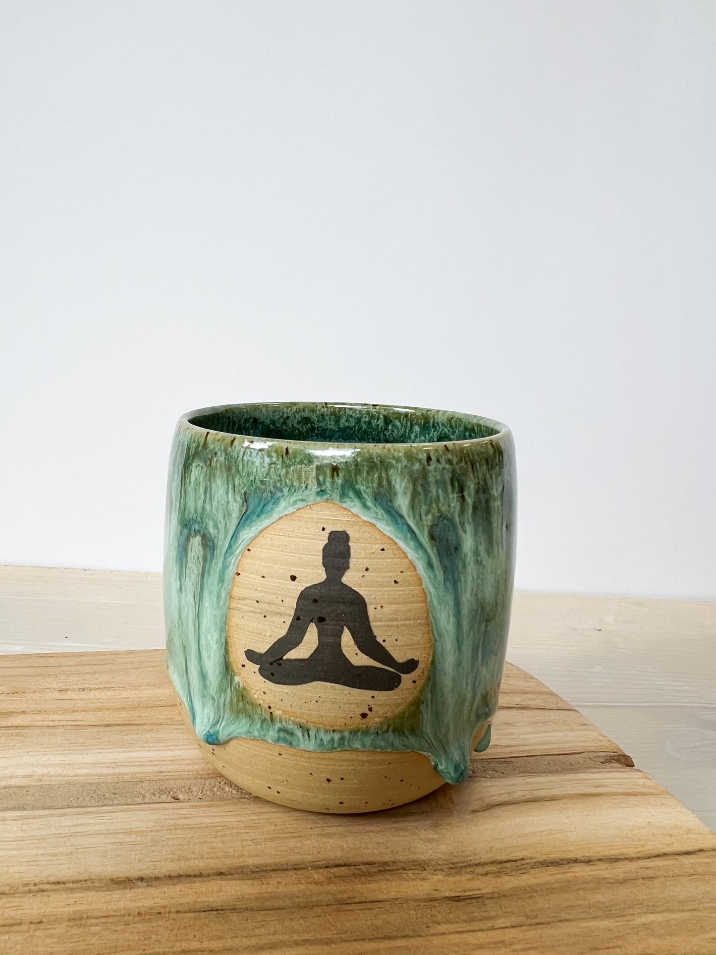 Becher Yoga - Lotussitz