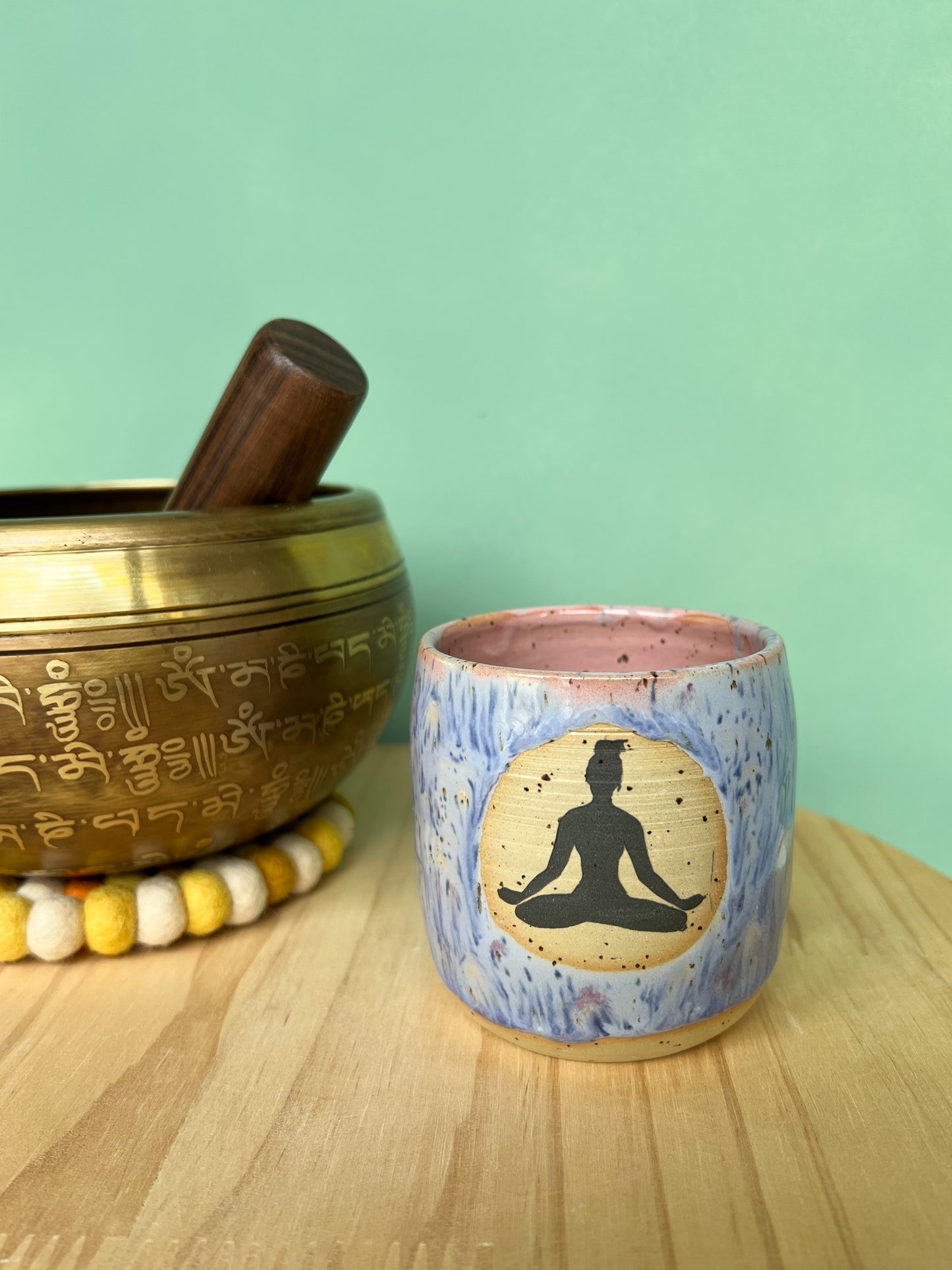 Becher Yoga - Lotussitz
